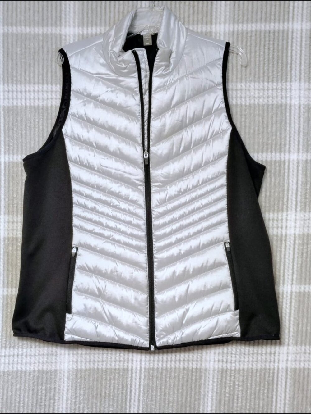 Xersion 1X Vest!  Silver and Black. Silver Quilted with Soft sides.